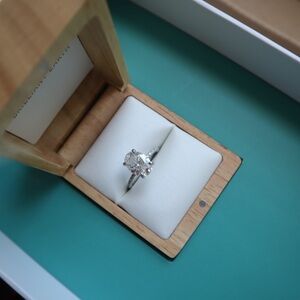 Oval diamond ring